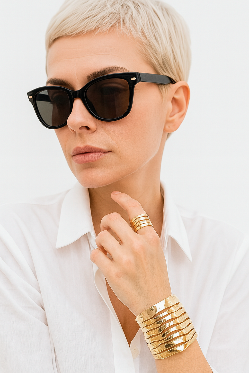 Set Dorado Esculpido: Brazalete + Anillo Ondulado