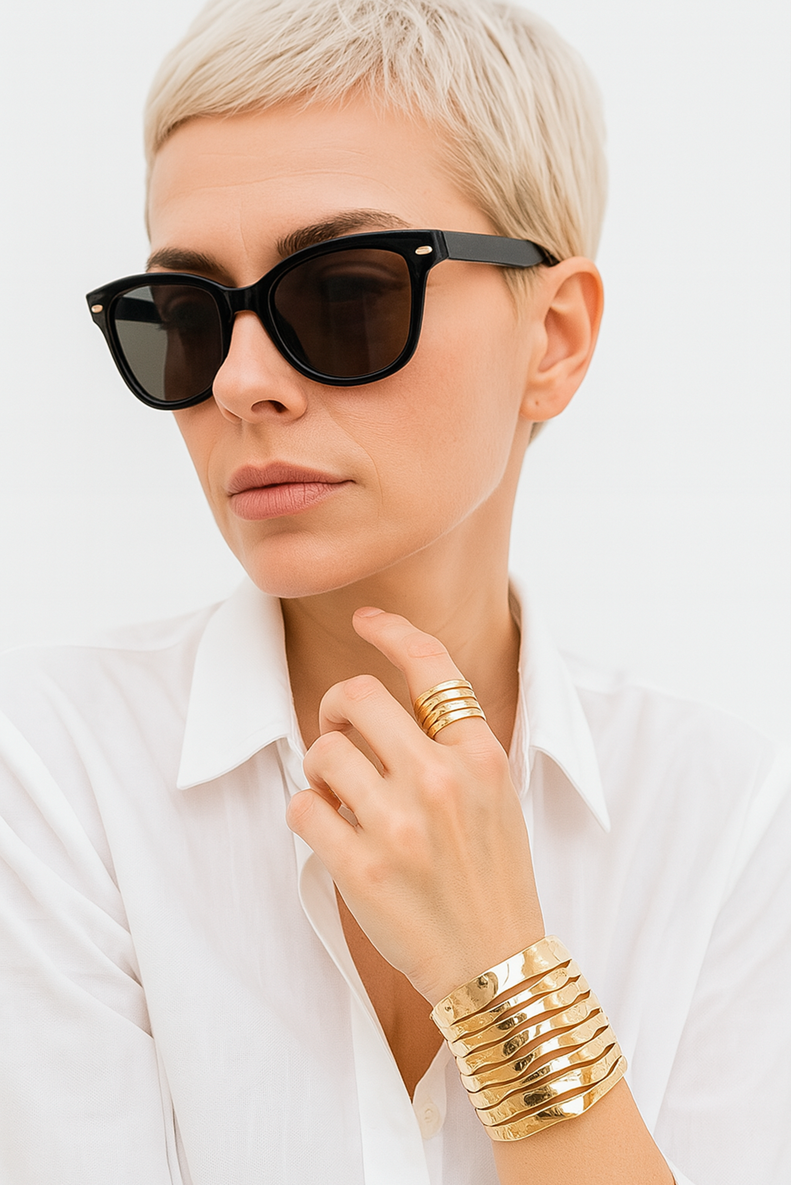 Set Dorado Esculpido: Brazalete + Anillo Ondulado