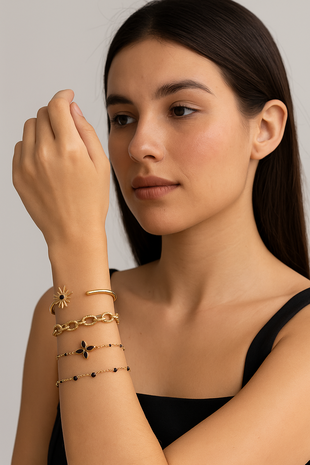 Set Pulseras Doradas & Detalles Negros: 4 Diseños Delicados