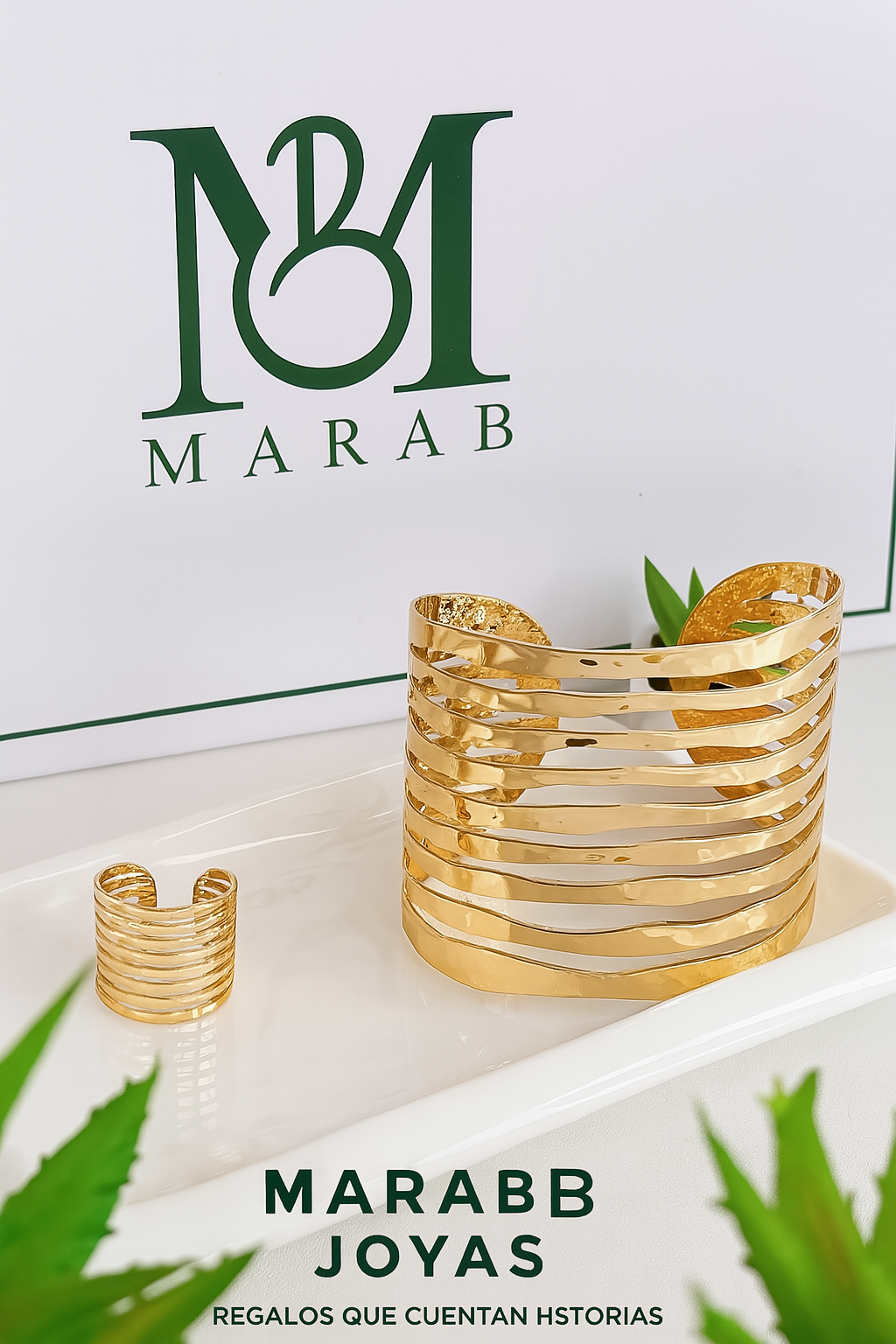 Set Dorado Esculpido: Brazalete + Anillo Ondulado