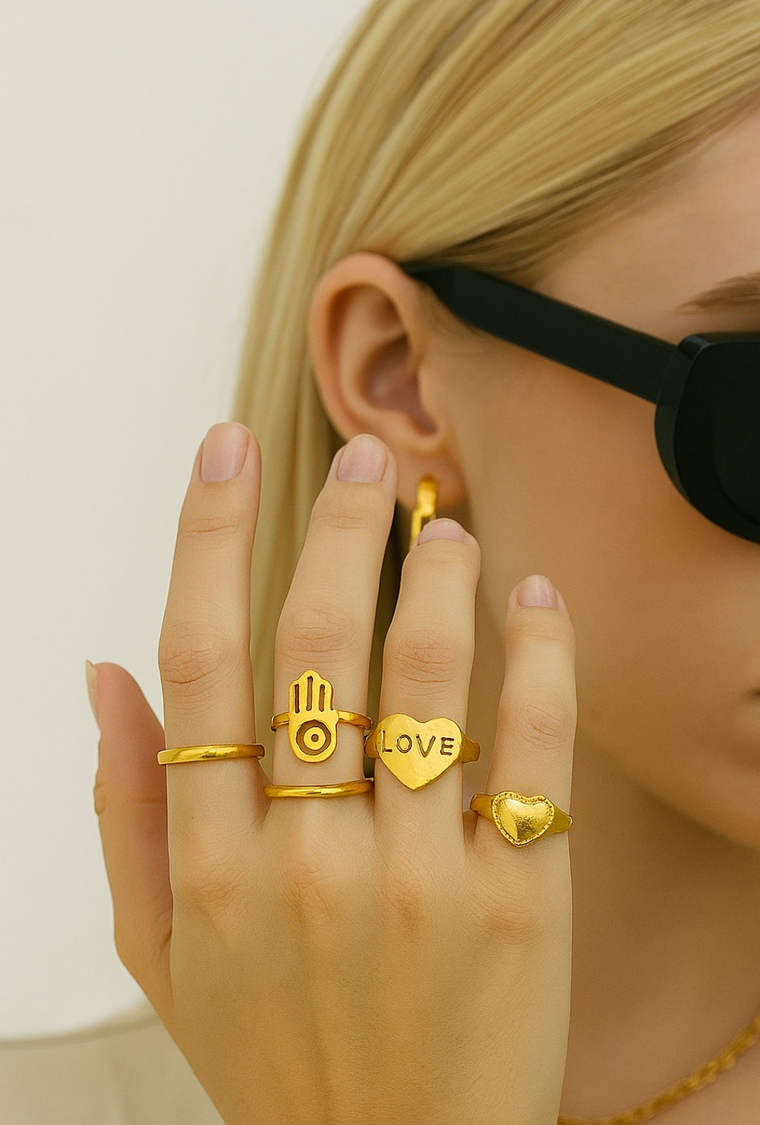 Set de anillos dorados “Corazón y Mano Hamsa”