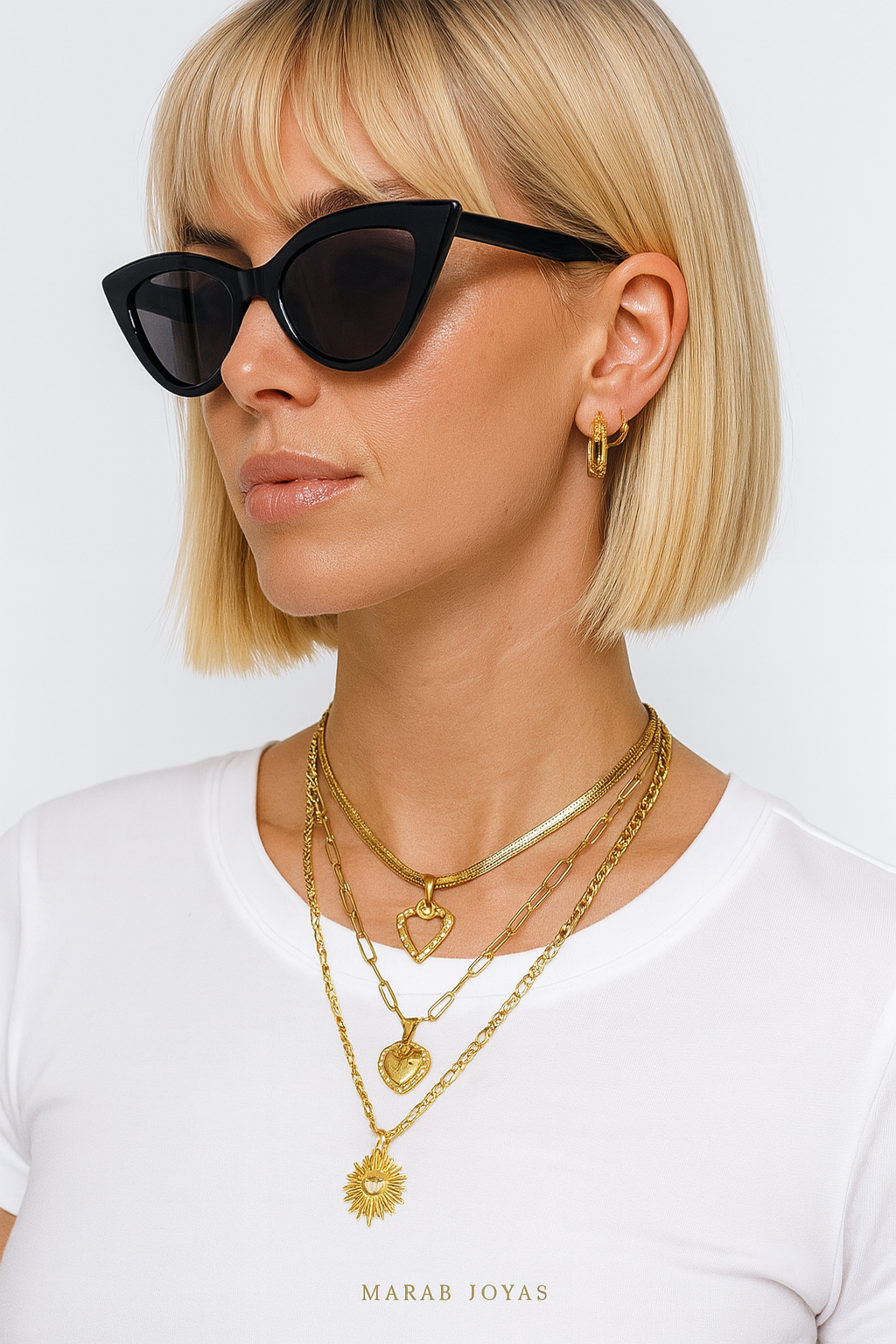 Set Dorado Corazón Radiante: Collares de Capas con Dijes Emblemáticos